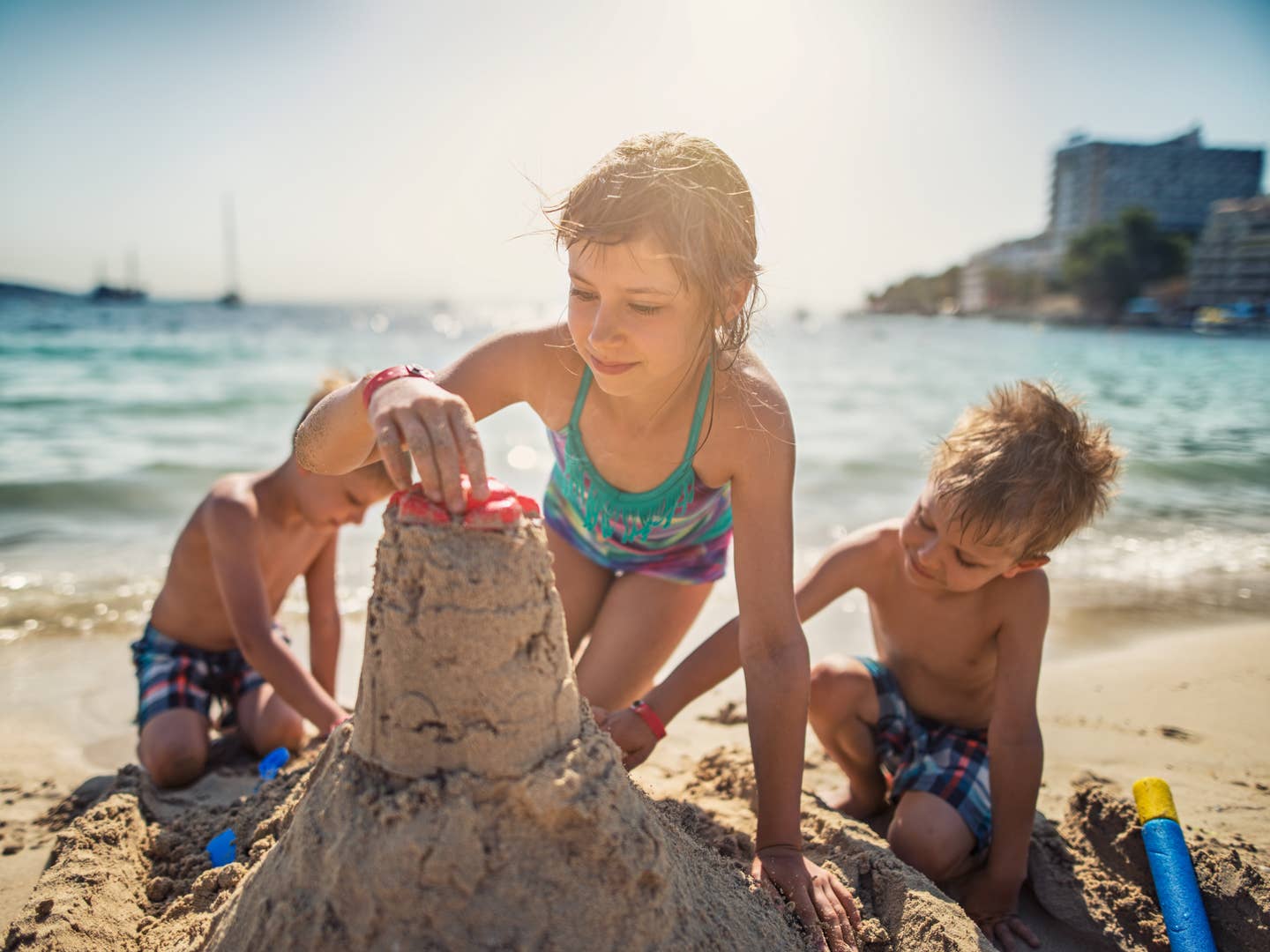 Kinder spielen im Sand im Familienurlaub