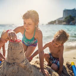 familie_am_strand-g-511322596.jpg