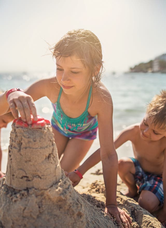 Hotels mit bis zu 100% Kinderermäßigung Kinder spielen im Sand im Familienurlaub