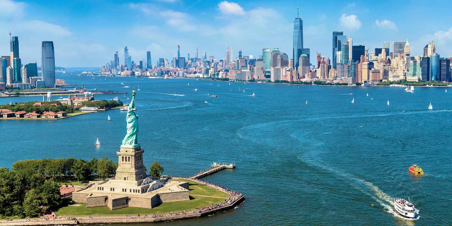 Blick auf den Hudson River mit der Freiheitsstatue und der Skyline von New York im Hintergrund