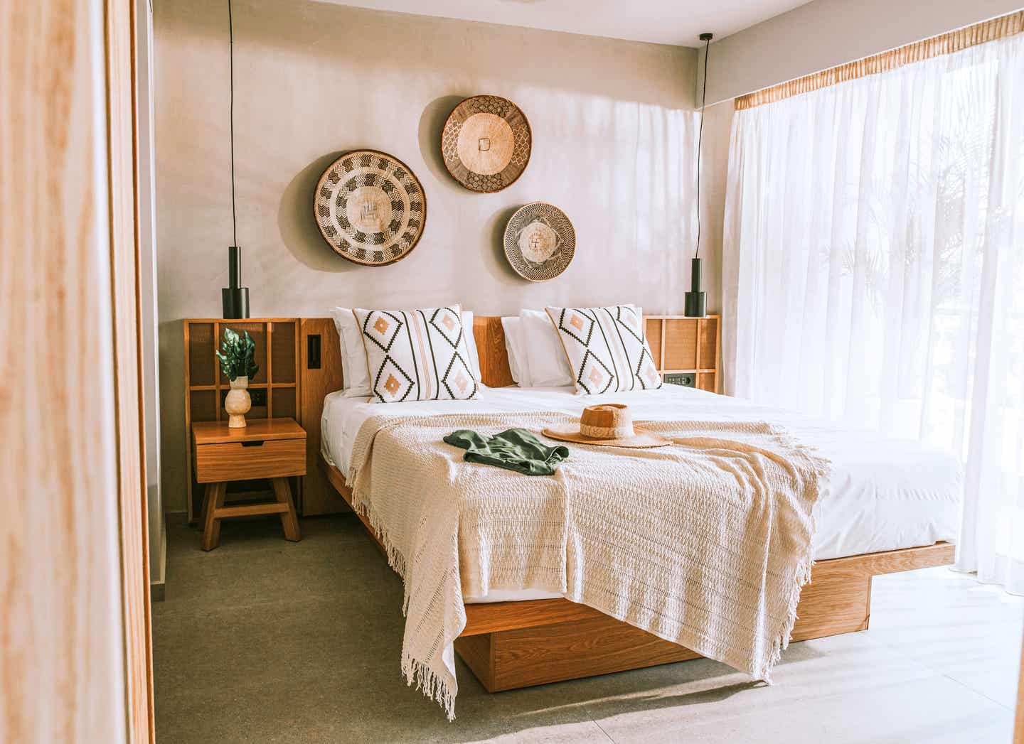 Boho-Style trifft auf moderne Eleganz – stilvolles Hotelzimmer im Sentido Unique Blue Resort