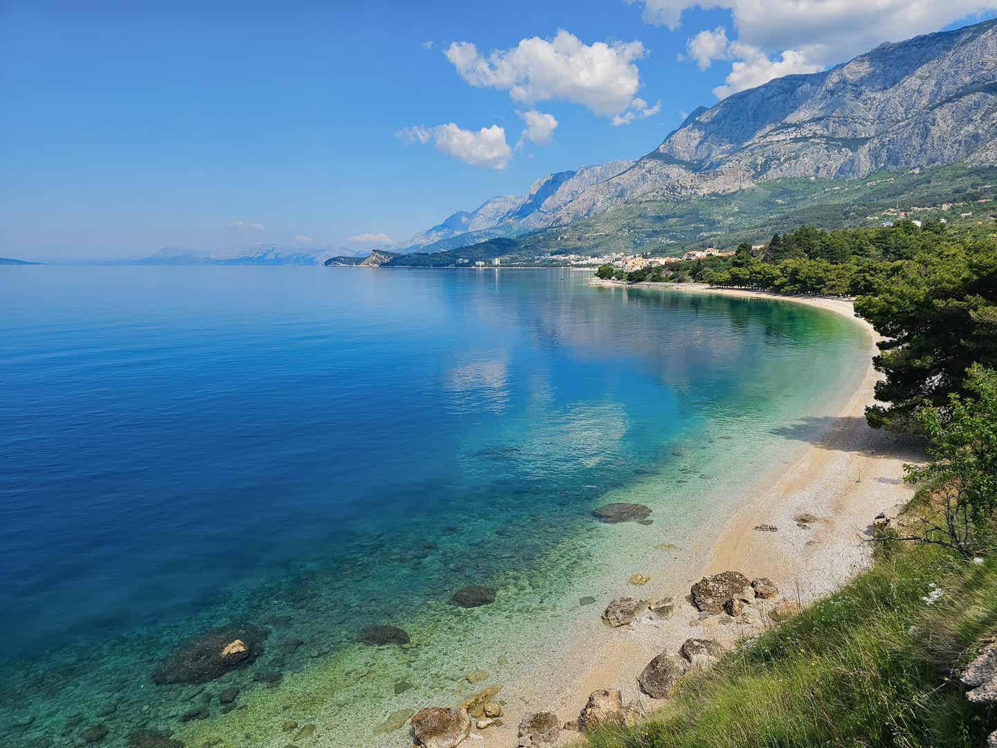 Split Strände: Panoramaaufnahme des Dracevac-Strands in der Gegend von Makarska