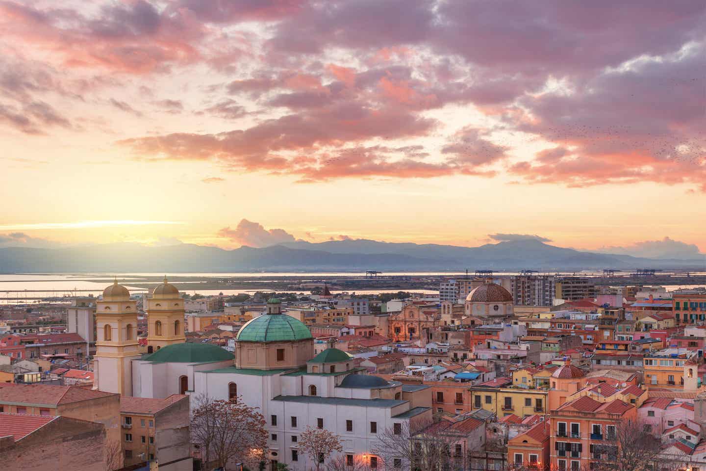 Stadtpanorama von Cagliari im Sonnenuntergang