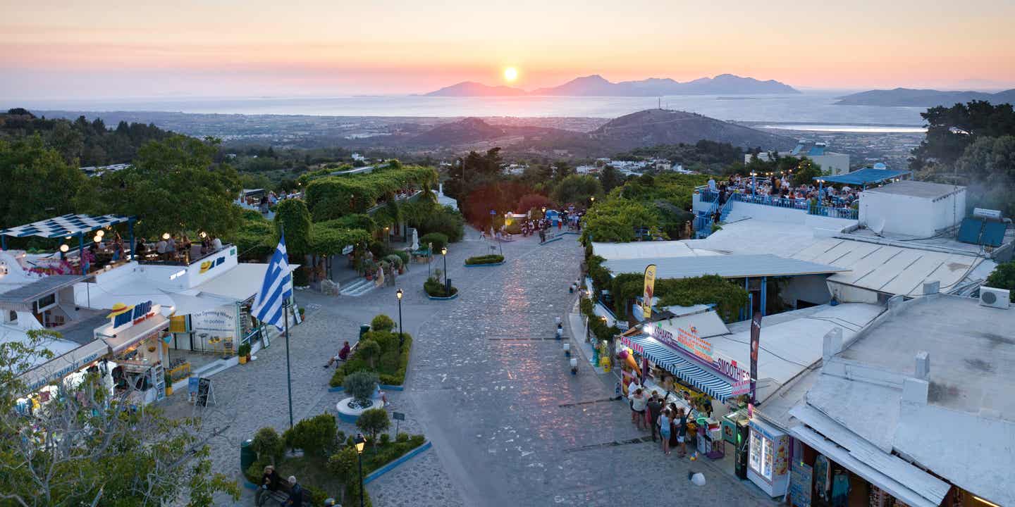 Kos Urlaub mit DERTOUR. Pärchen auf Schaukel am Strand