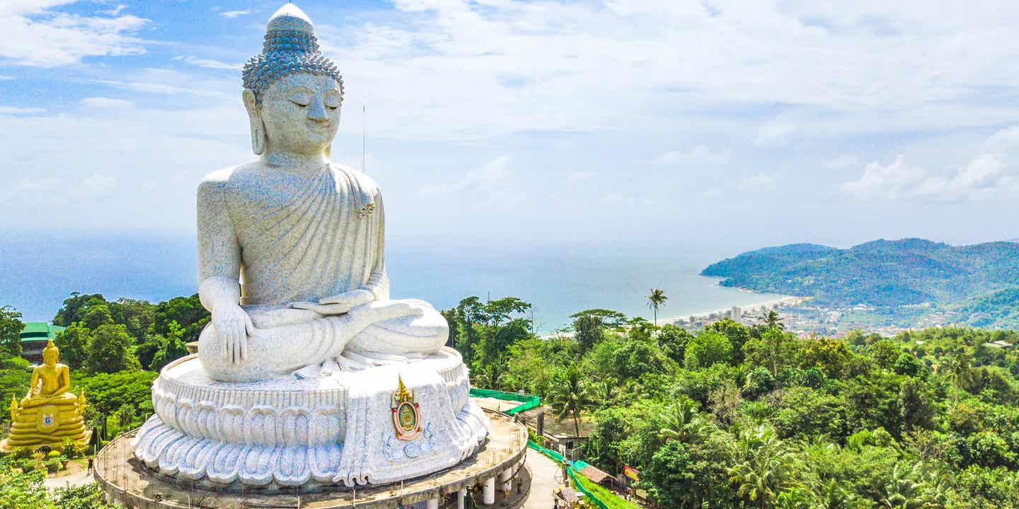 Rundreise durch Asien mit Blick auf den Tempel am Big Buddha auf den Nakkerd Hills in Phuket, Thailand