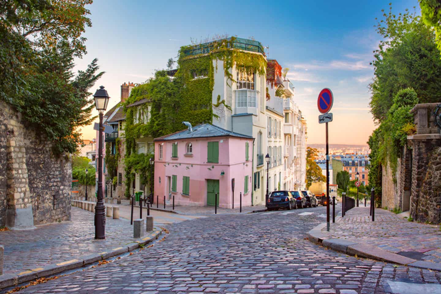 Straße in Monmartre Blick auf eine Straße im Monmartre-Viertel in Paris