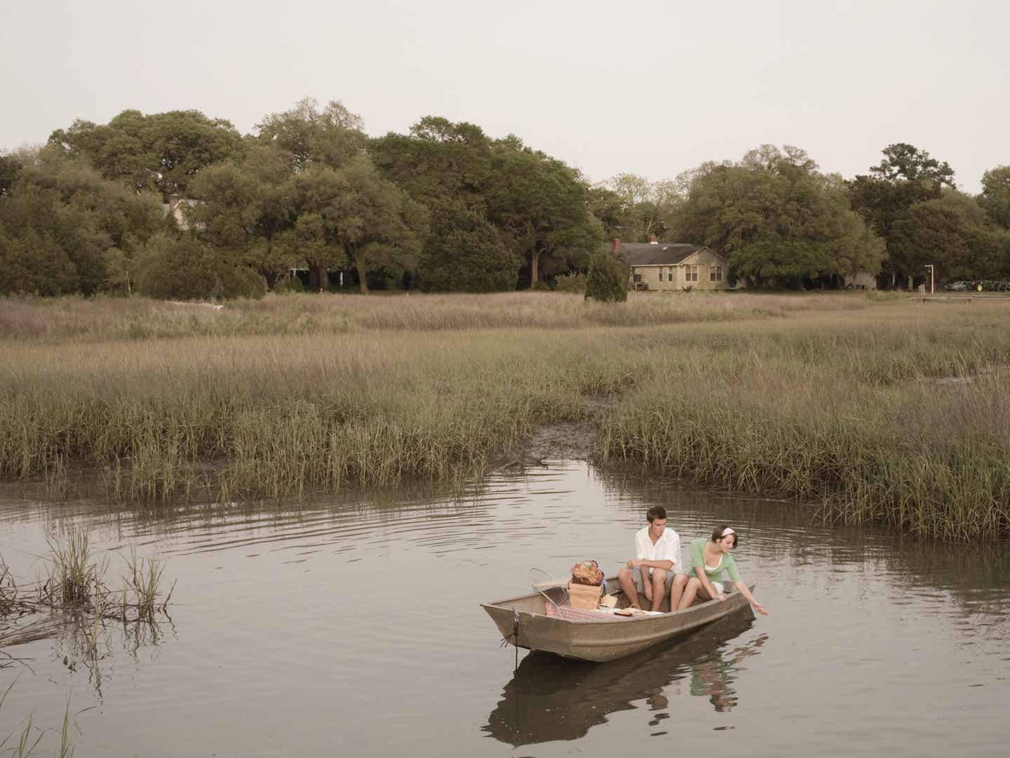 South Carolina Urlaub mit DERTOUR. Paar mit Picknickkorb in einem Ruderboot auf einem See