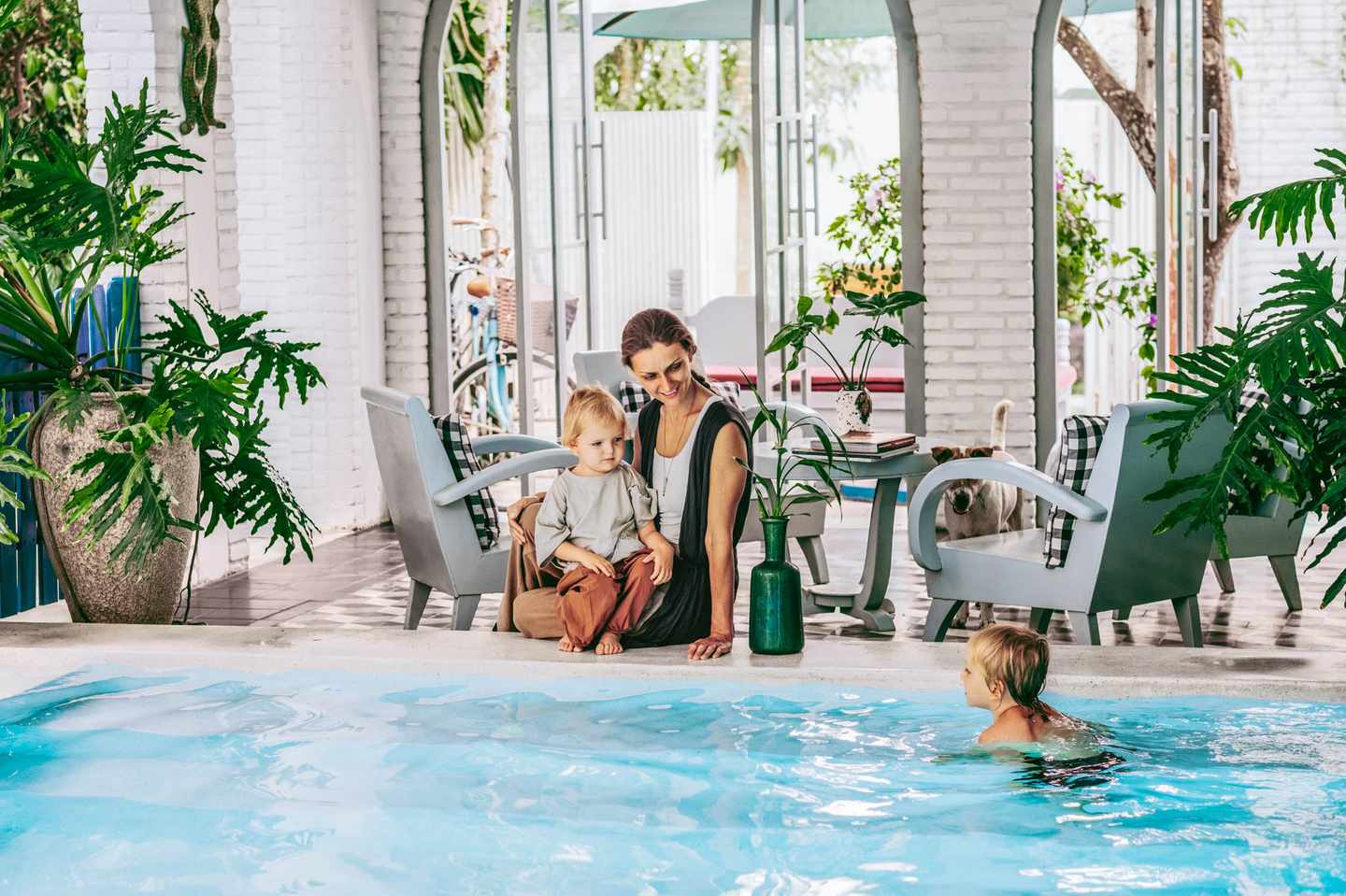 familien-wellnessurlaub-familienhotel-poolbereich-mutter-kinder-spa-bereich-g-2209848789-2.jpg