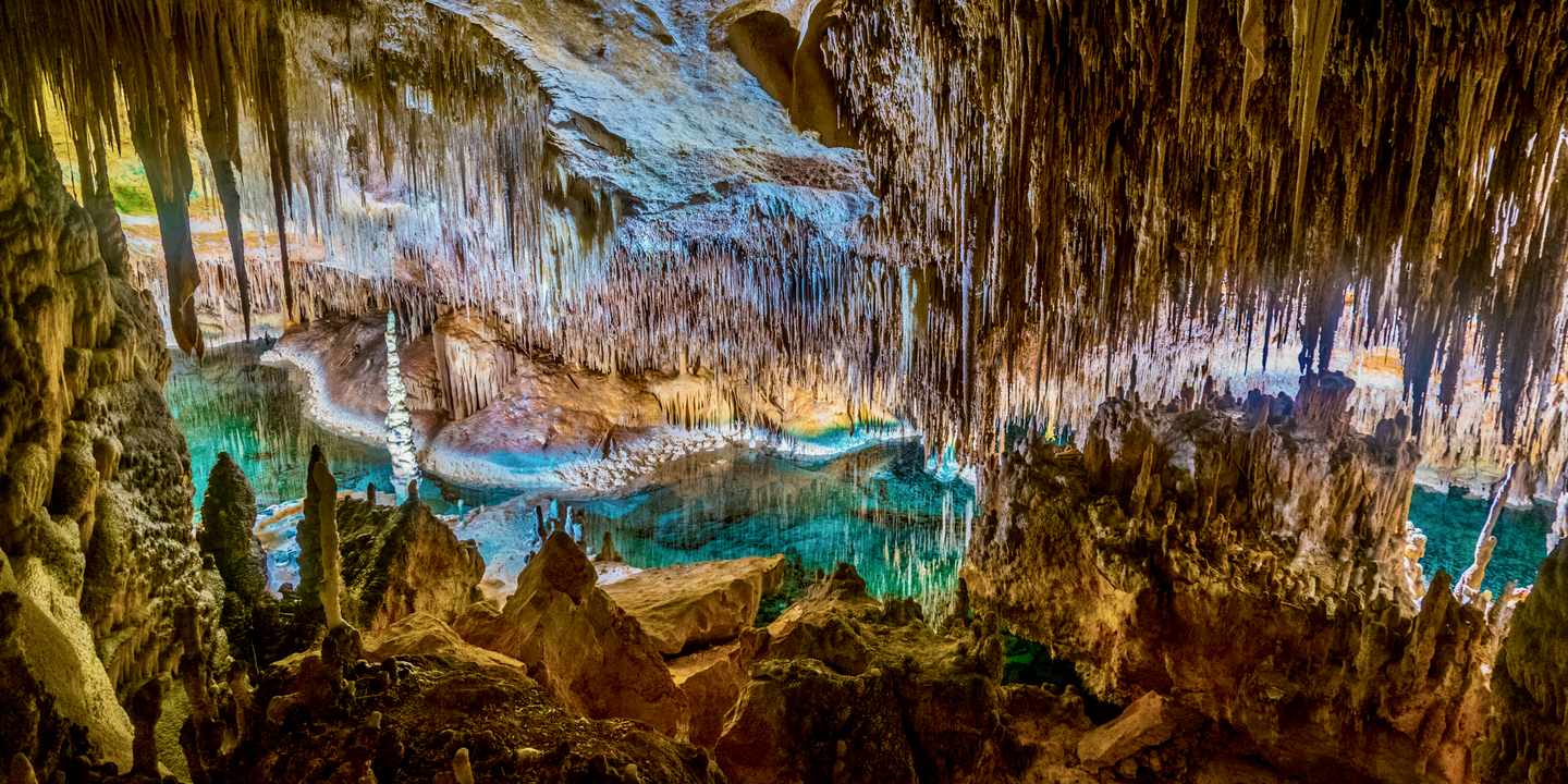 Stalagmiten und Stalaktiten in einer Tropfsteinhöhle der Drachenhöhle Cuevas del Drach