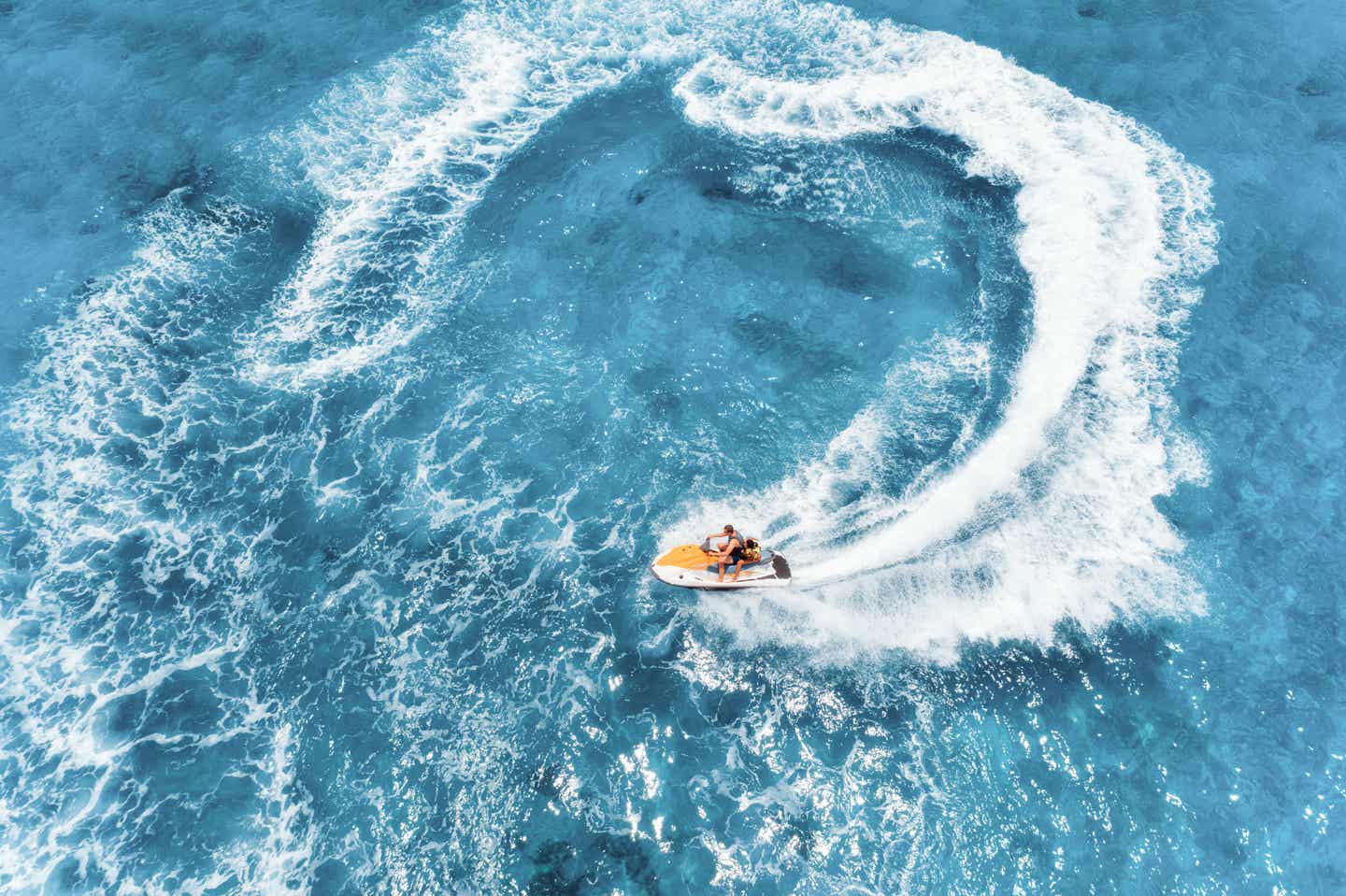Luftaufnahme eines Jetski im blauem Wasser