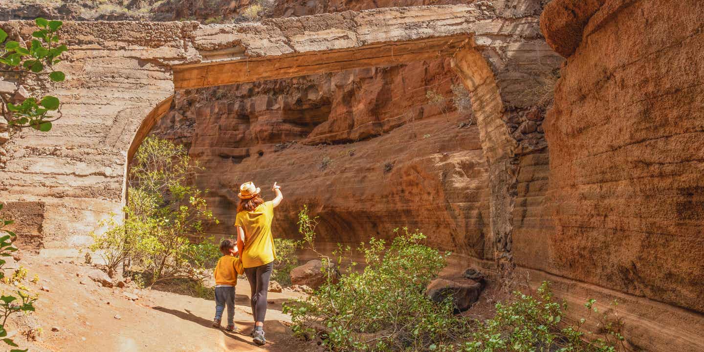 Mutter mit Kind auf einer Felsenwanderung auf Gran Canaria