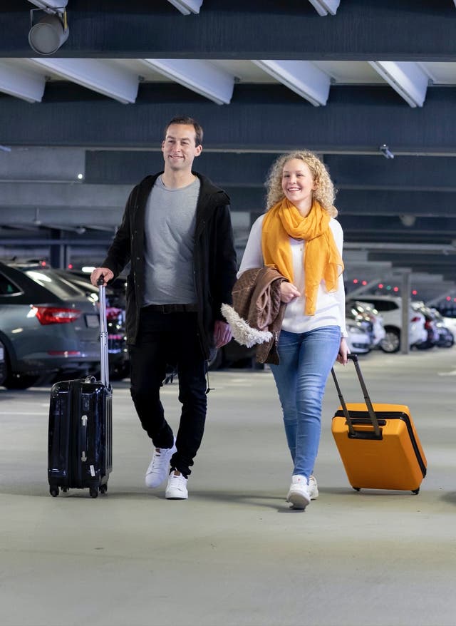Mehr Informationen Pärchen mit Koffern am Düsseldorfer Airport