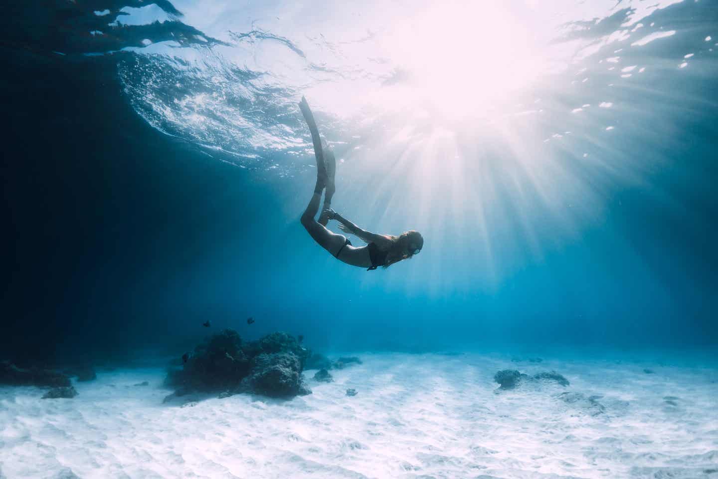 Costa Smeralda Strand Schnorchlerin in klarem Wasser