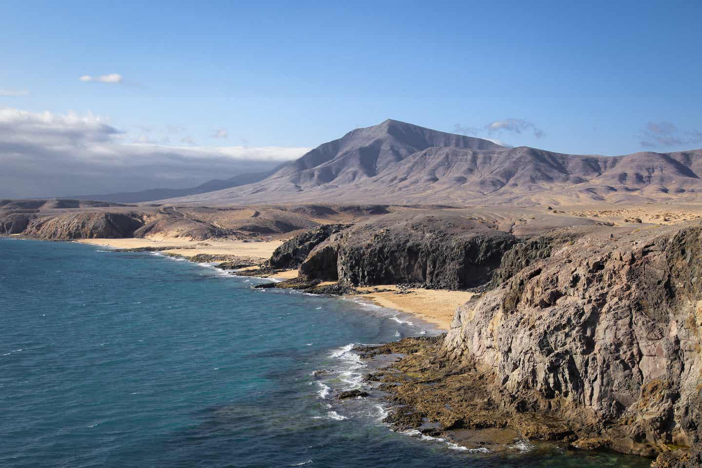 Lanzarote Urlaub: Blick auf die Felsküste am Strand von Papagayo