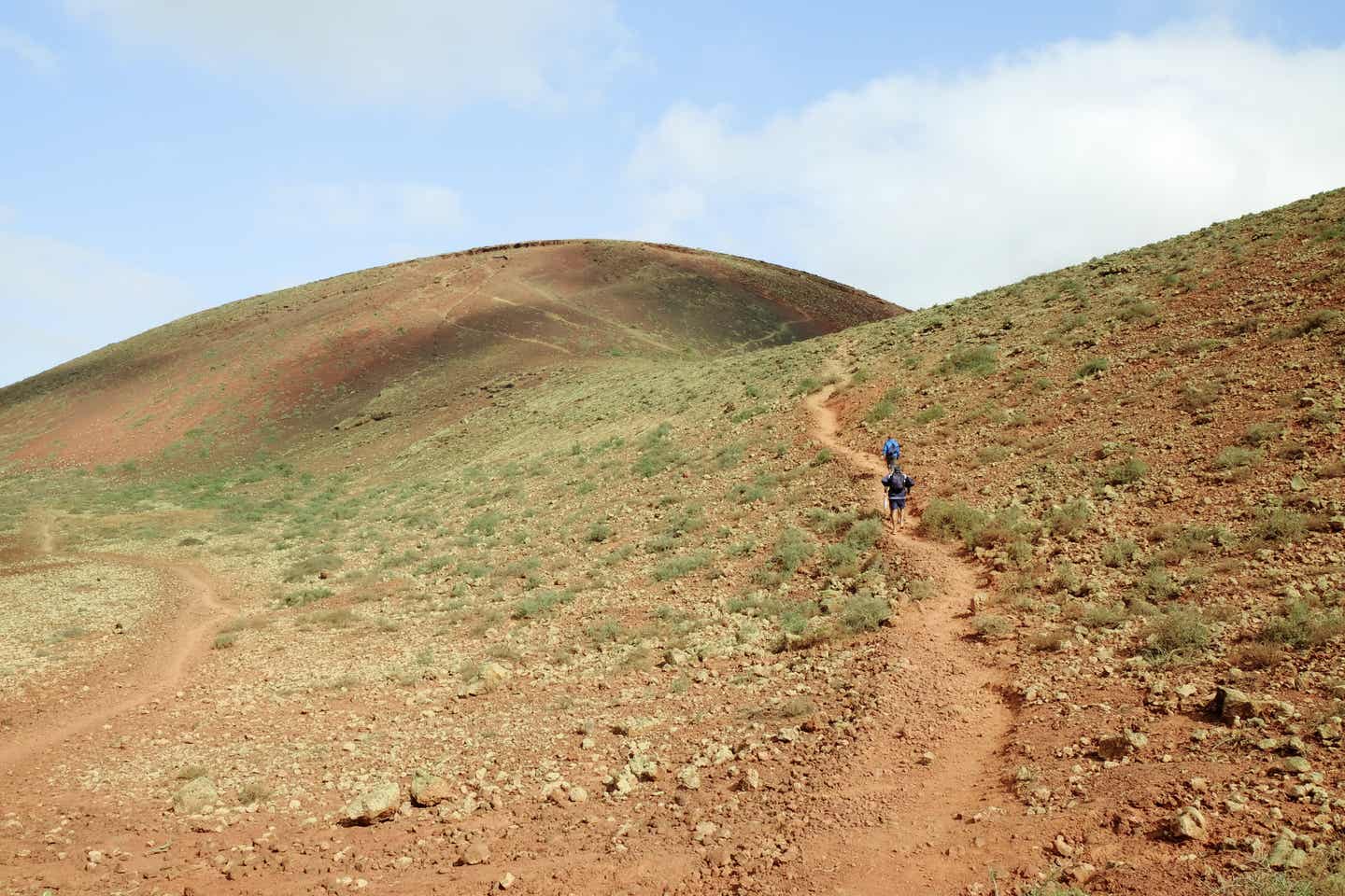 Wanderer auf dem Weg zum Kraterrand des Calderón Hondo auf Fuerteventura