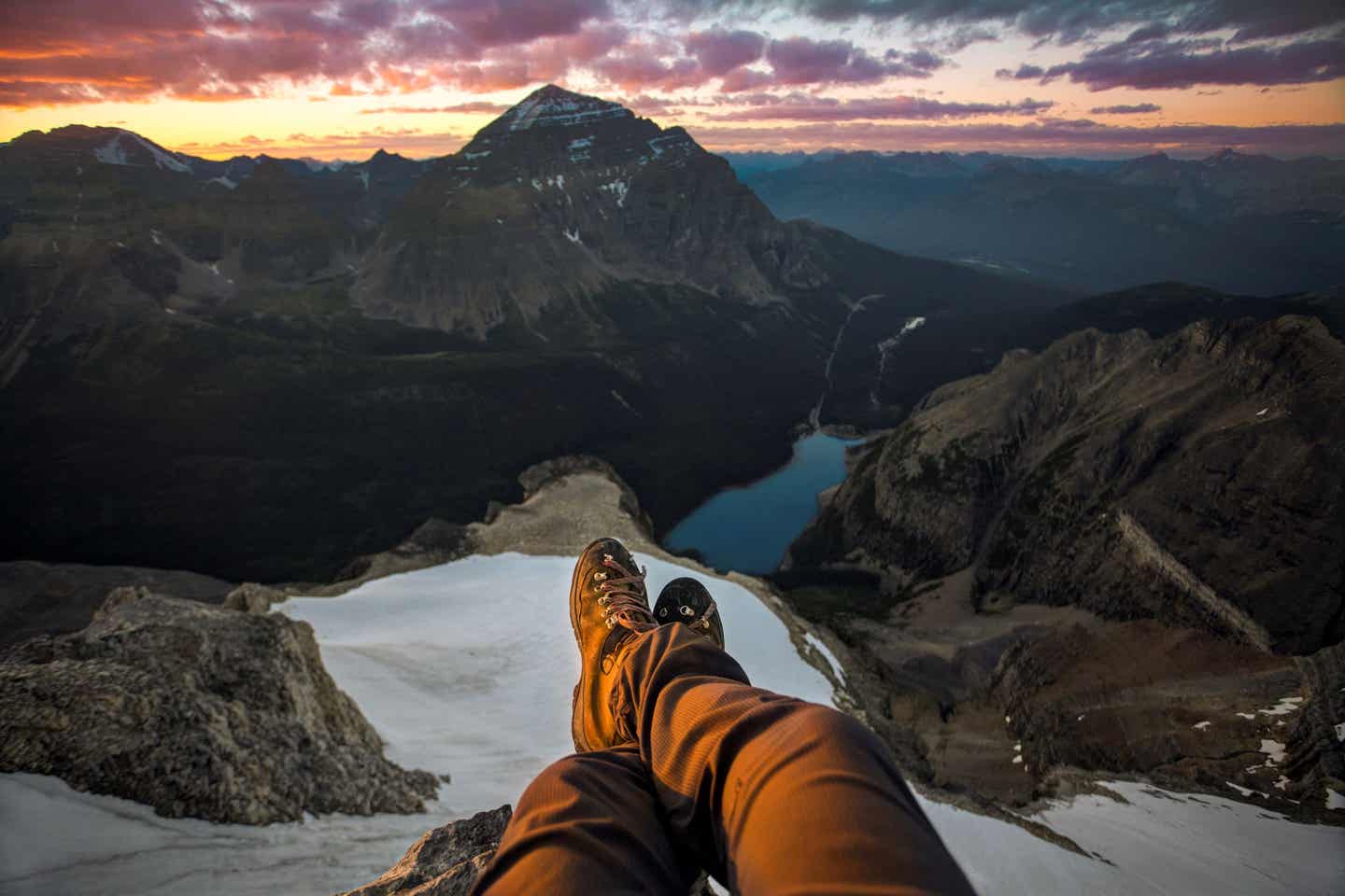 Beine eines Wanderers in den Bergen über dem Moriane Lake