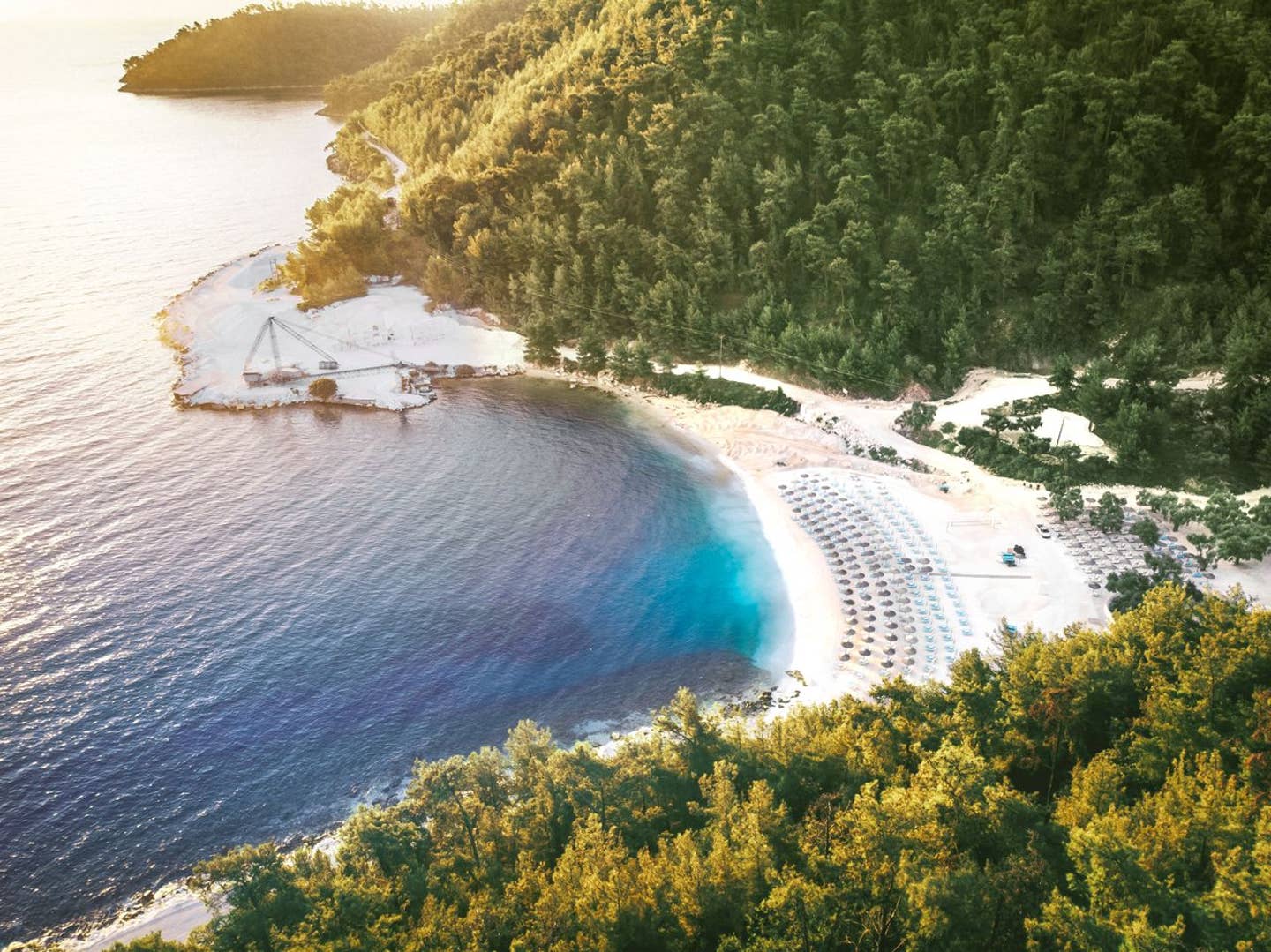 Thassos Urlaub: Der Porto Vathy Beach auf Thassos bei Sonnenuntergang