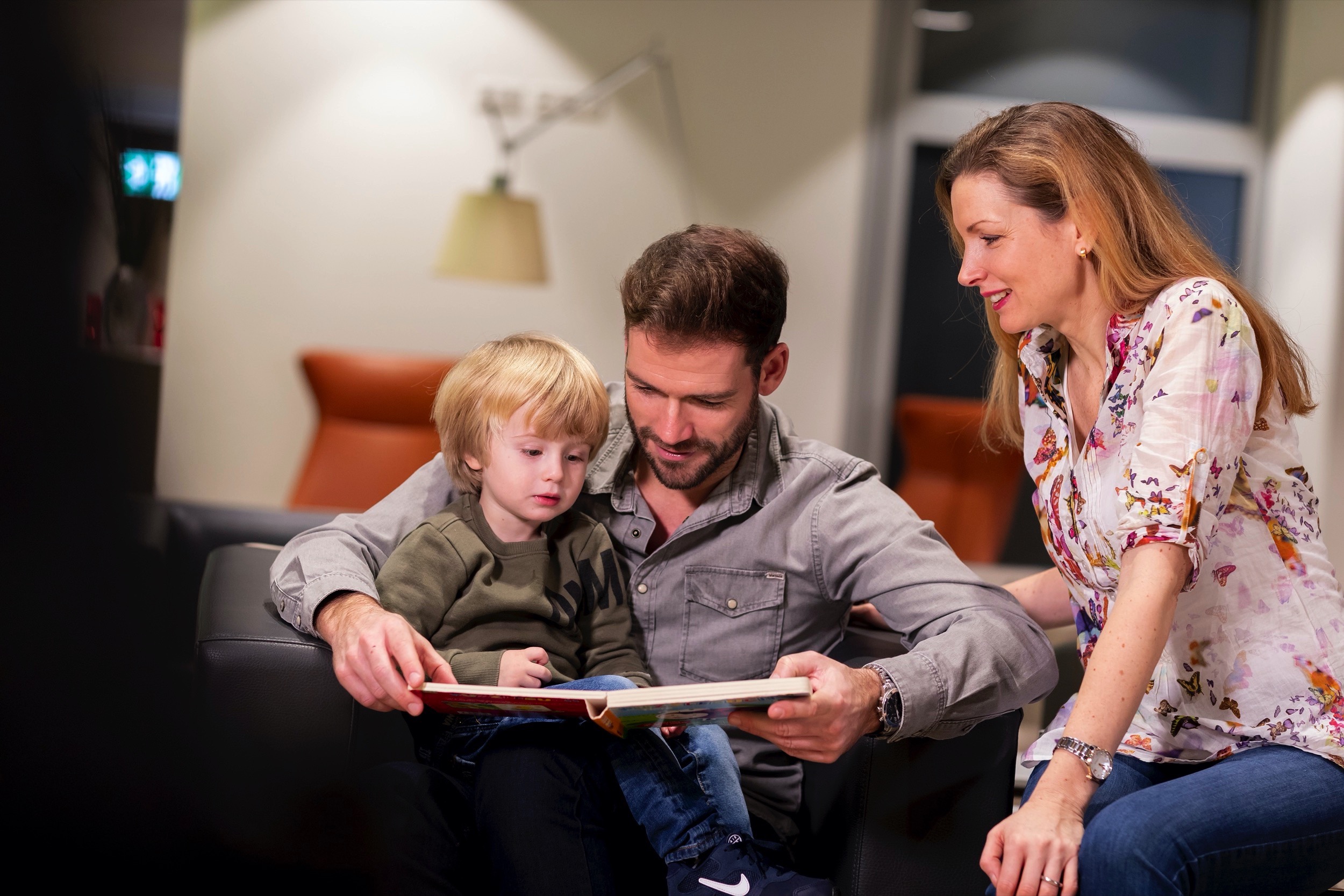 Familie in der Flughafen Lounge
