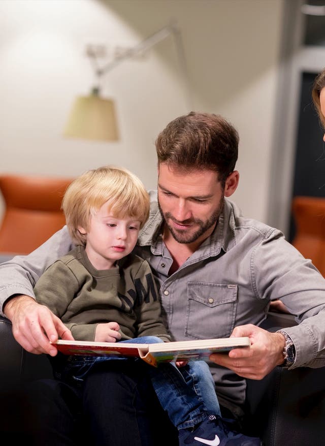 Mehr Informationen Familie in der Flughafen Lounge
