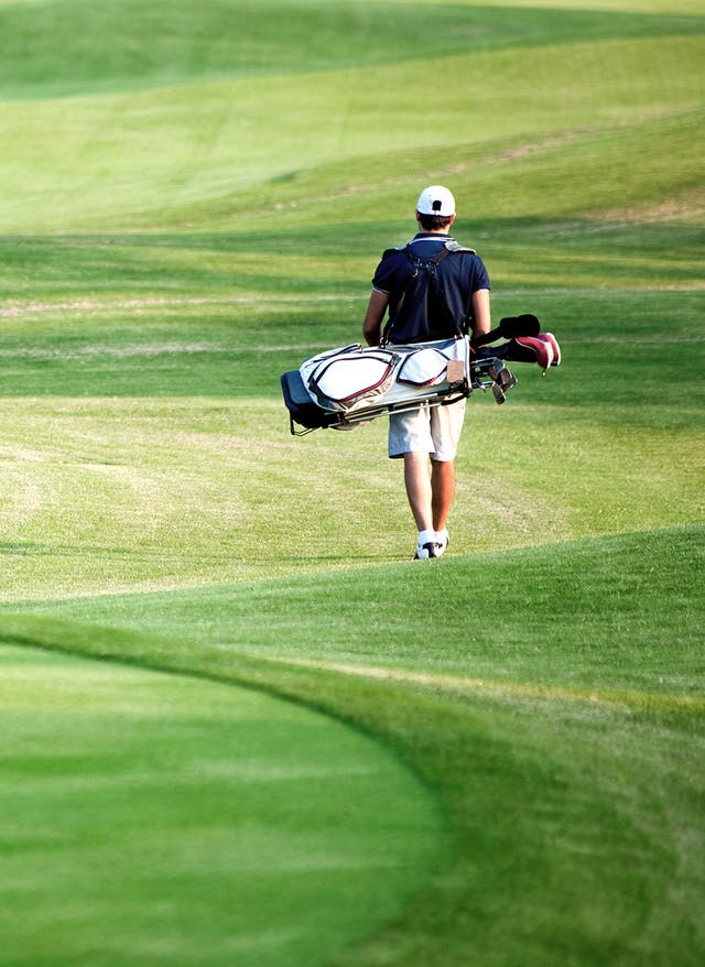 Golfplätze Gardasee Golfer geht über Golfplatz