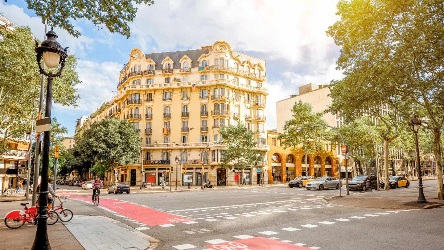 Straßenkreuzung mit historischer Fassade und Radweg im Zentrum von Barcelona