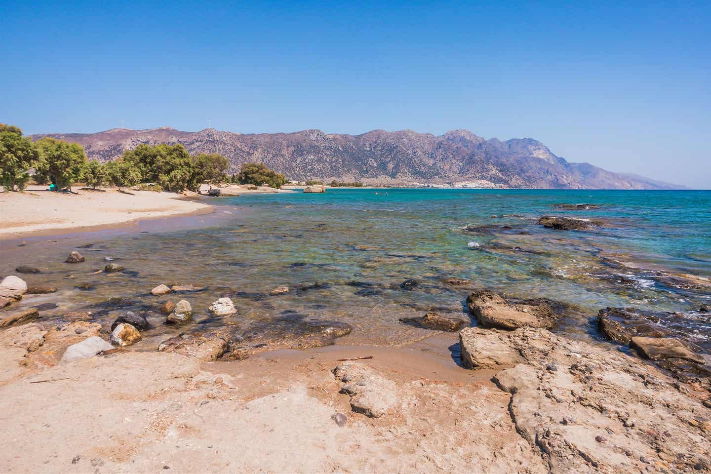 Kardamena Beach mit Blick auf Felsklippen auf Kos