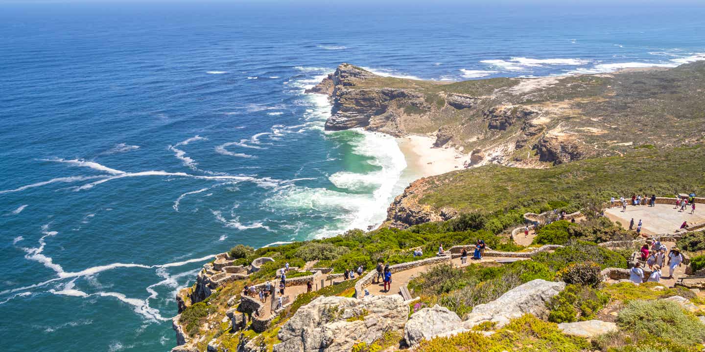 Blick auf Diaz Beach am Cape Point – abgelegener Südafrika-Strand unterhalb der Steilküste mit Blick auf den weiten Ozean