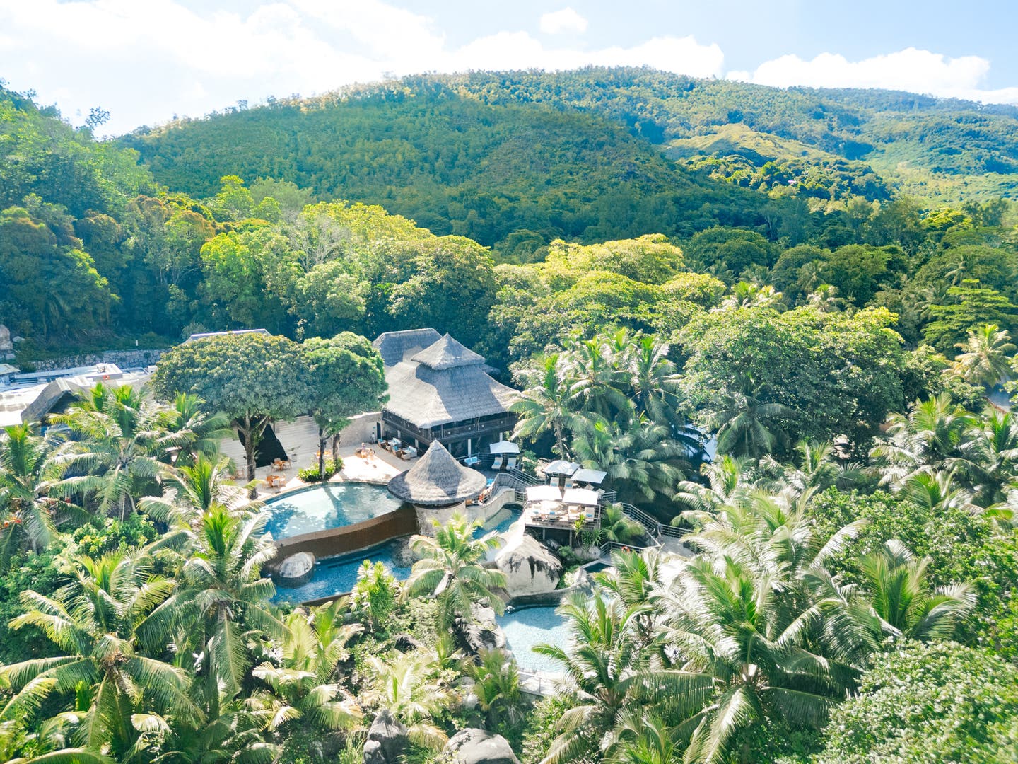 Blick über die dicht von Palmen umgebene Hotelanlage des Constance Lemuria Seychelles
