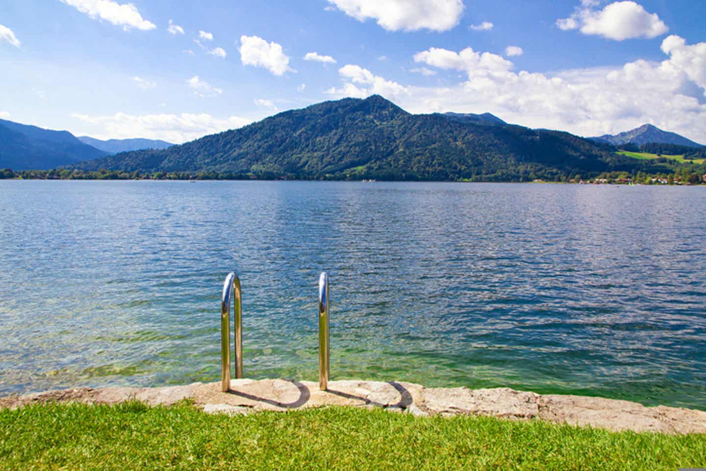 Tegernsee mit Bergpanorama im Hintergrund