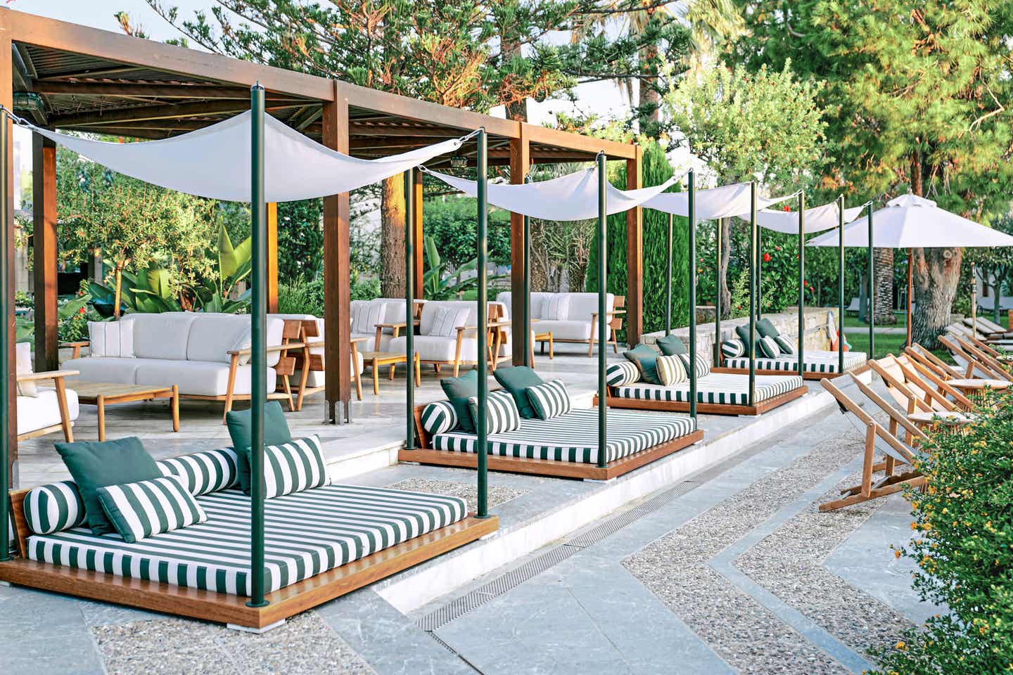 Daybeds und Liegemöglichkeiten im Schatten der Bäume 