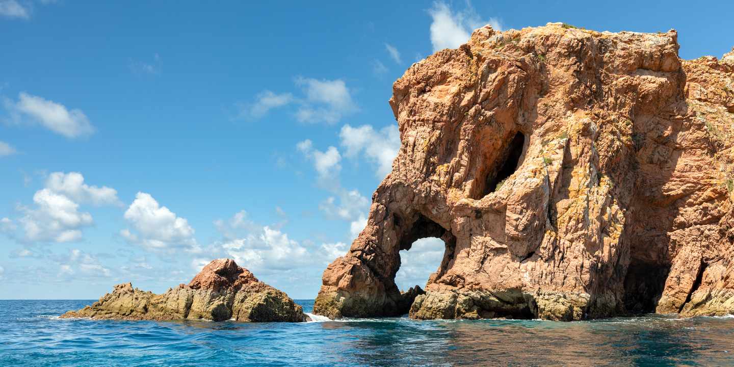 Elefantenfelsen auf den Berlengas-Inseln vor Portugal, markante Felsformation im Atlantik