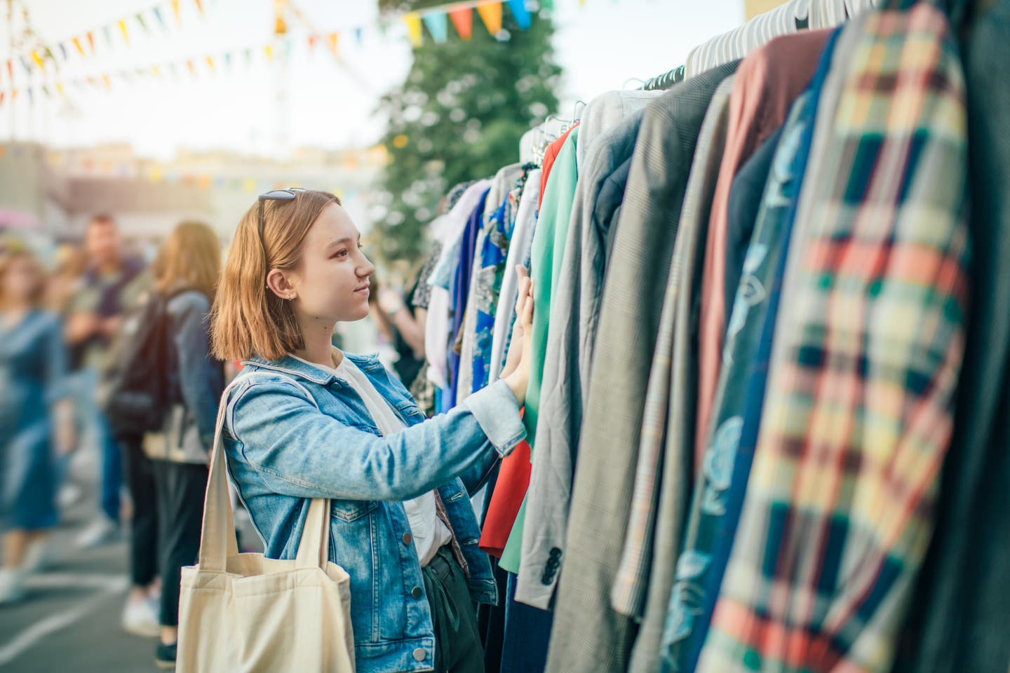 Eine junge Frau sucht Boho-Kleidung auf dem Abbot Kinney Boulevard in Los Angeles