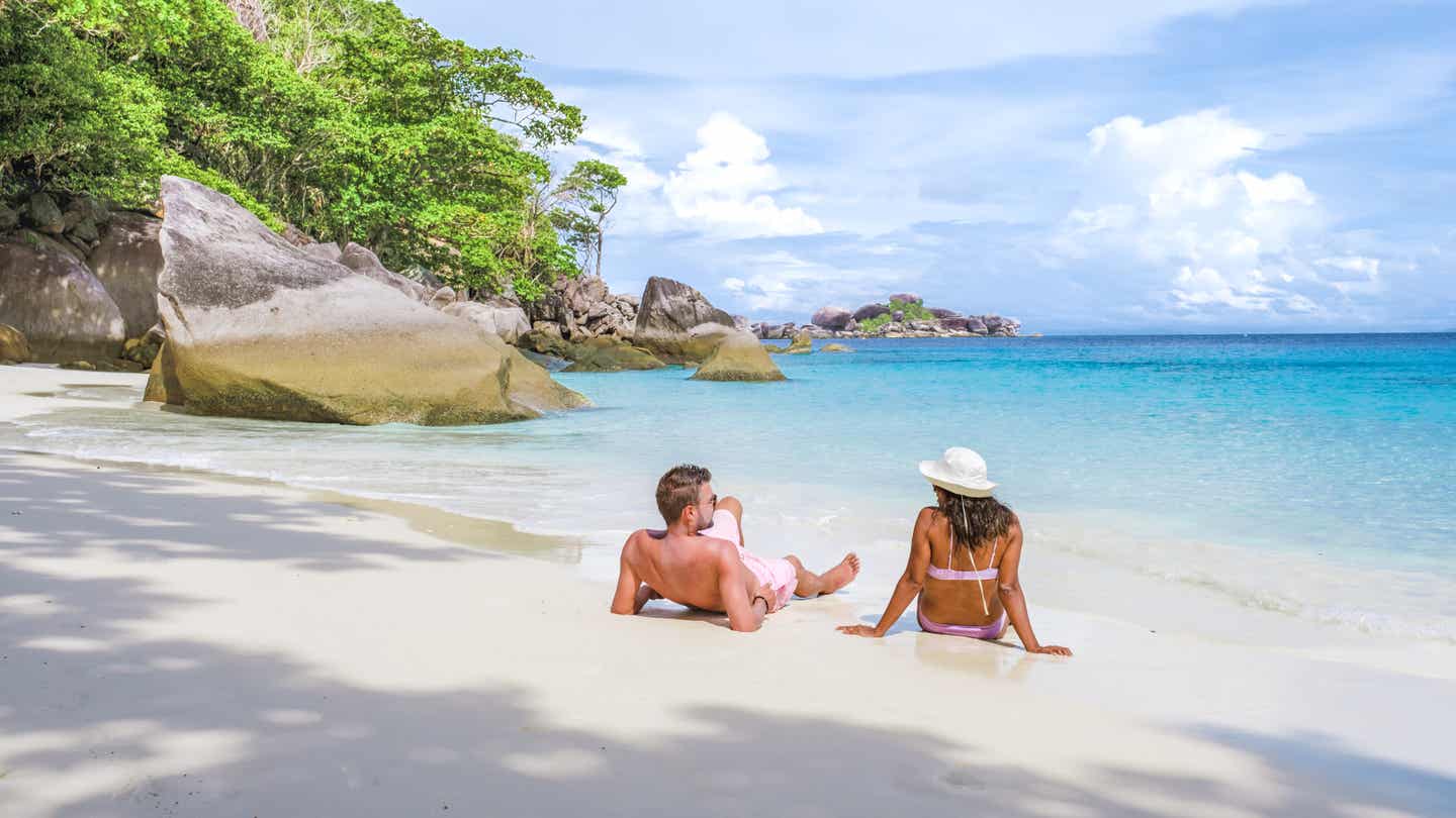Paar liegt an einem Strand in Phuket