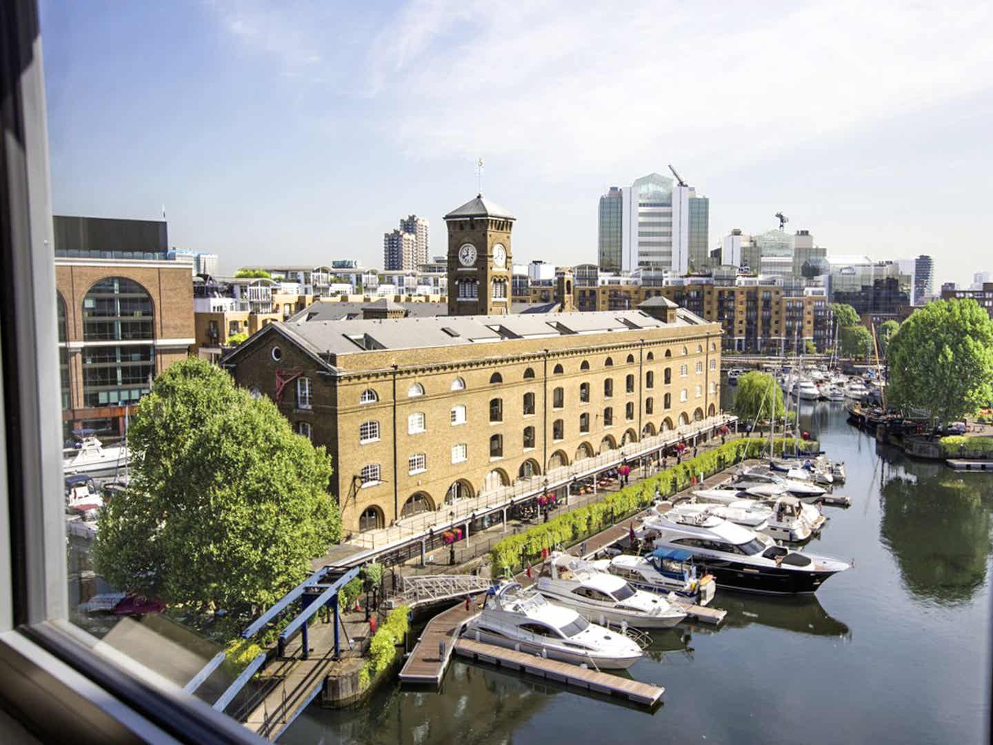 Hotelbistro mit Blick auf die London Tower Bridge
