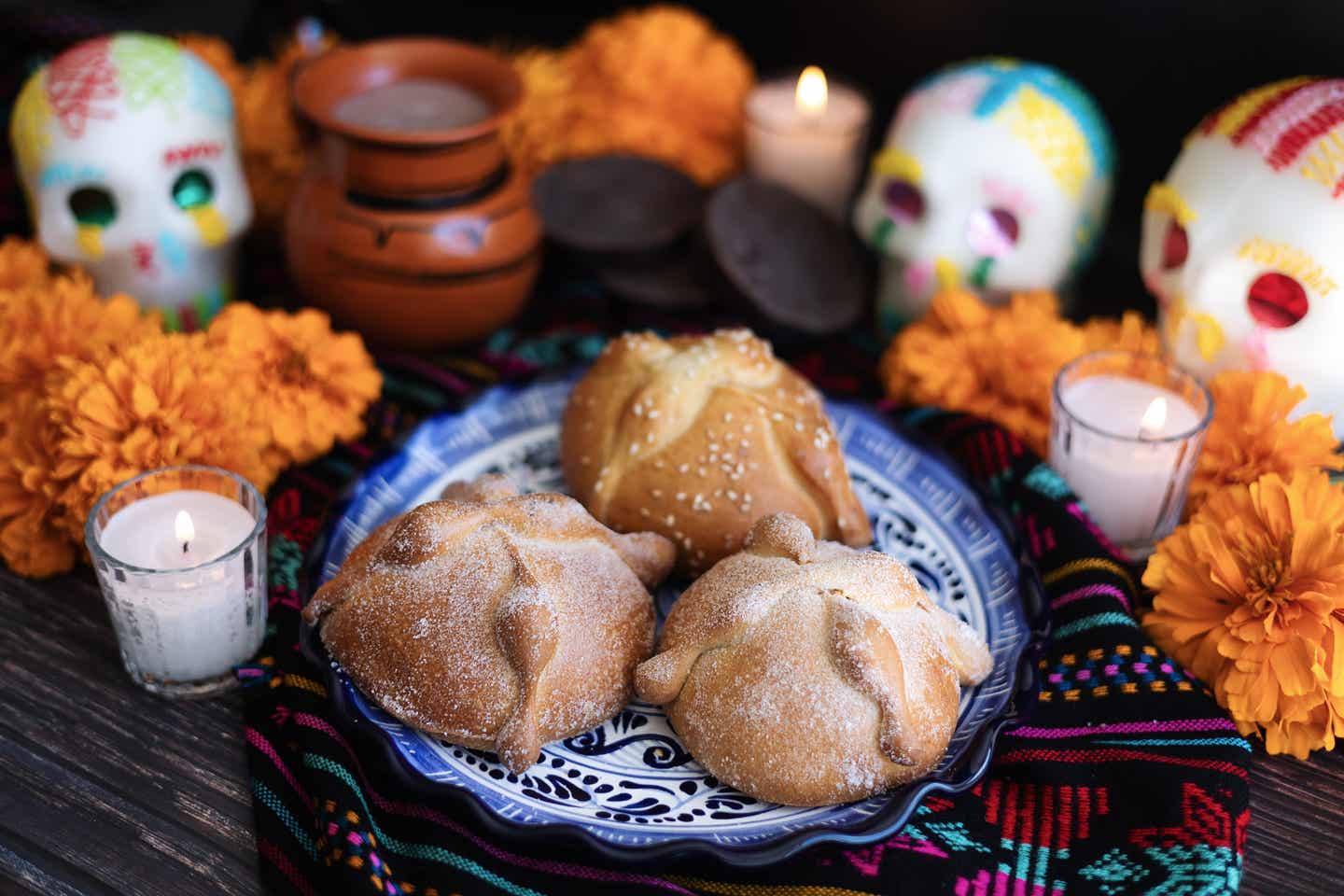 Ein Pan de Muerto für den Día de los Muertos iin Mexiko, Karibik