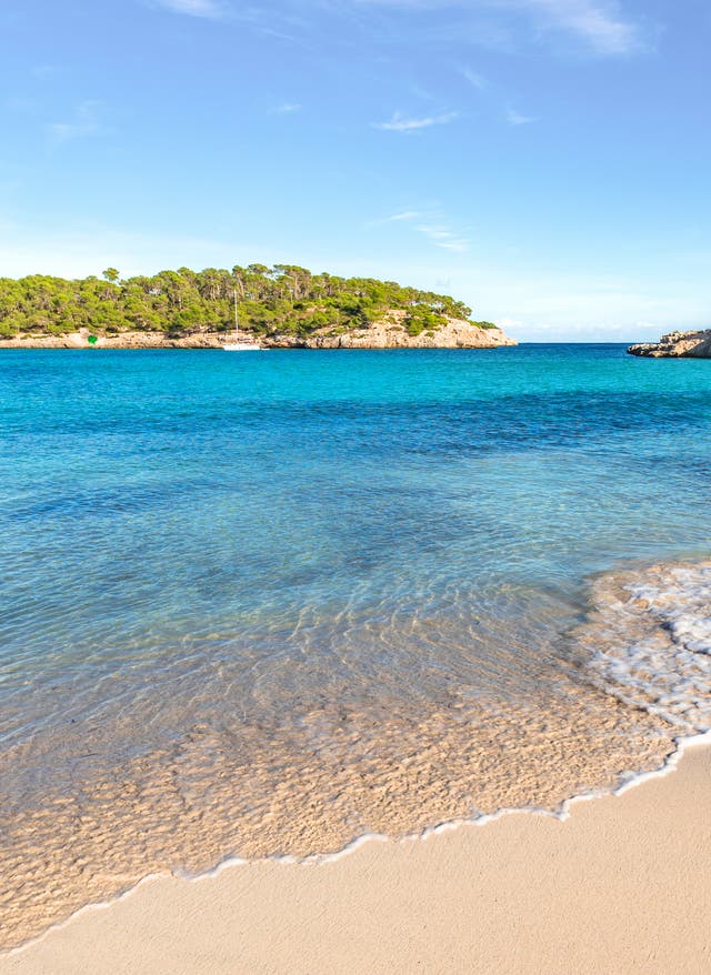 Spanien Urlaub Spanien-Urlaub am Strand der Cala S'Amarador auf Mallorca