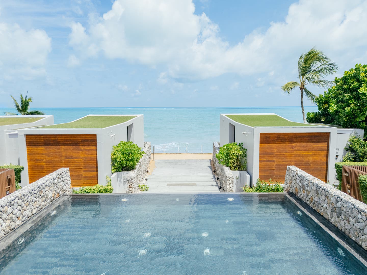 Blick vom Infinitypool des Hotels auf das Meer