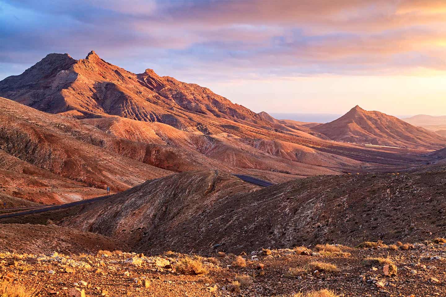 Kanaren Fuerteventura Wuesten Landschaft Berg mit Himmel