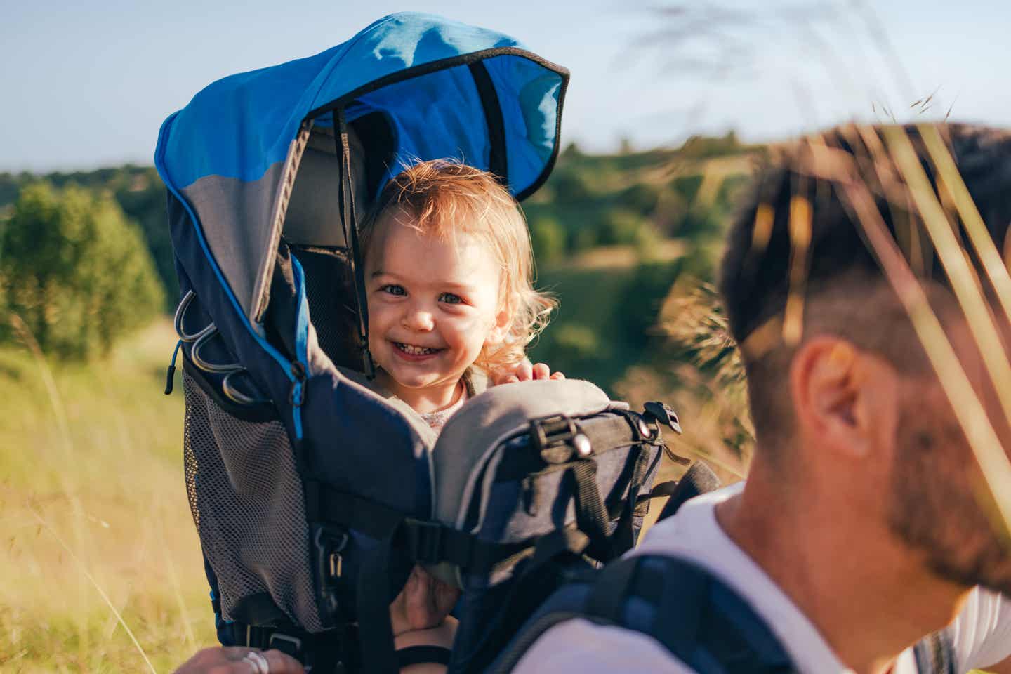 Auszeit Familotel: Kleines Mädchen in einer Kraxl