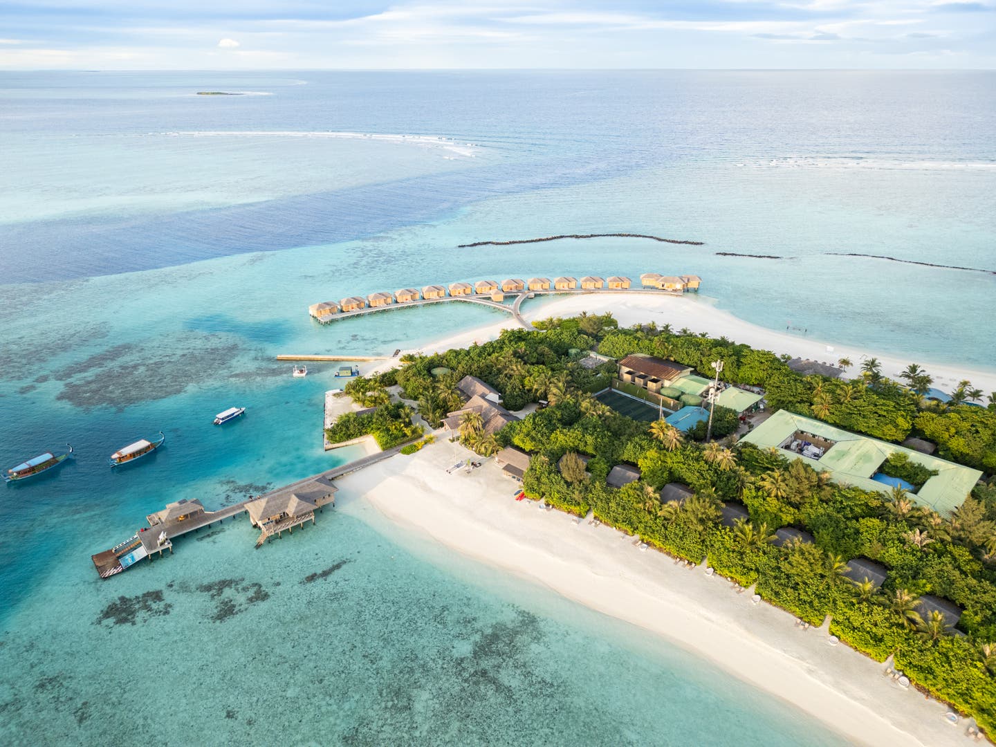 Luftbild der Hotelanlage auf dem Raa-Atoll