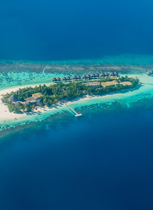 Weltweites Inselfeeling genießen Weltweites Inselfeeling: Atoll der Malediven aus der Luft
