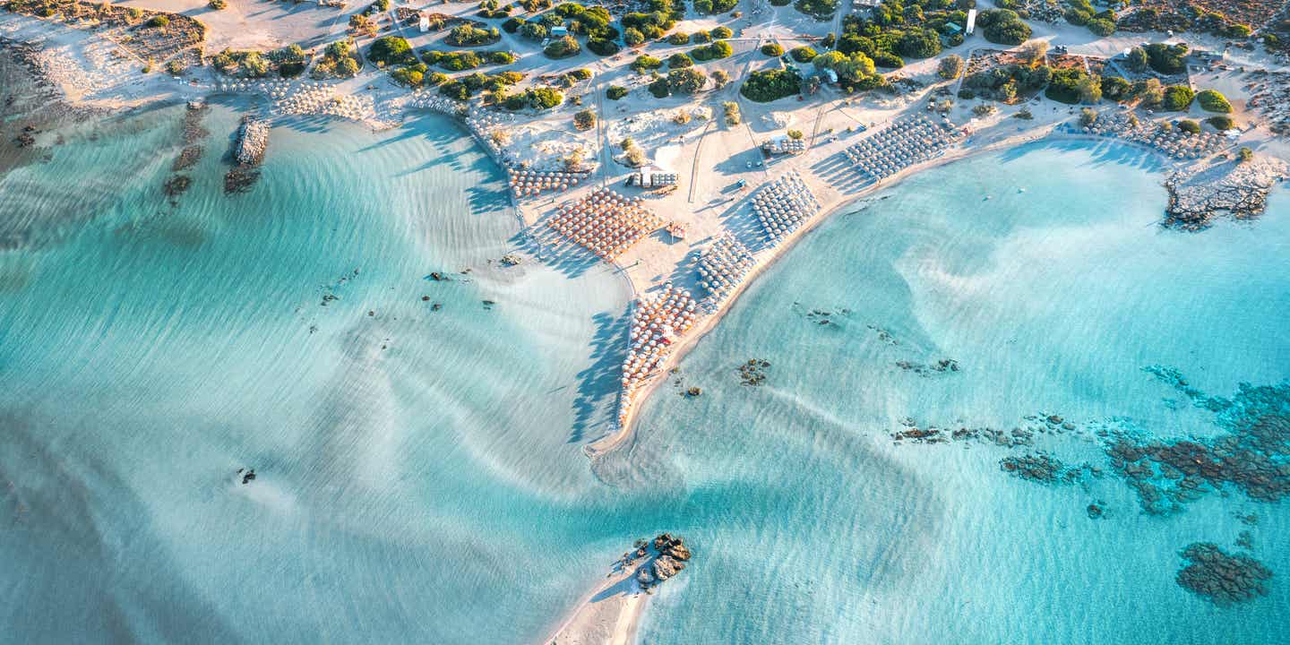 Blick auf den wunderschönen Strand von Elafonissi auf Kreta aus der Vogelperspektive