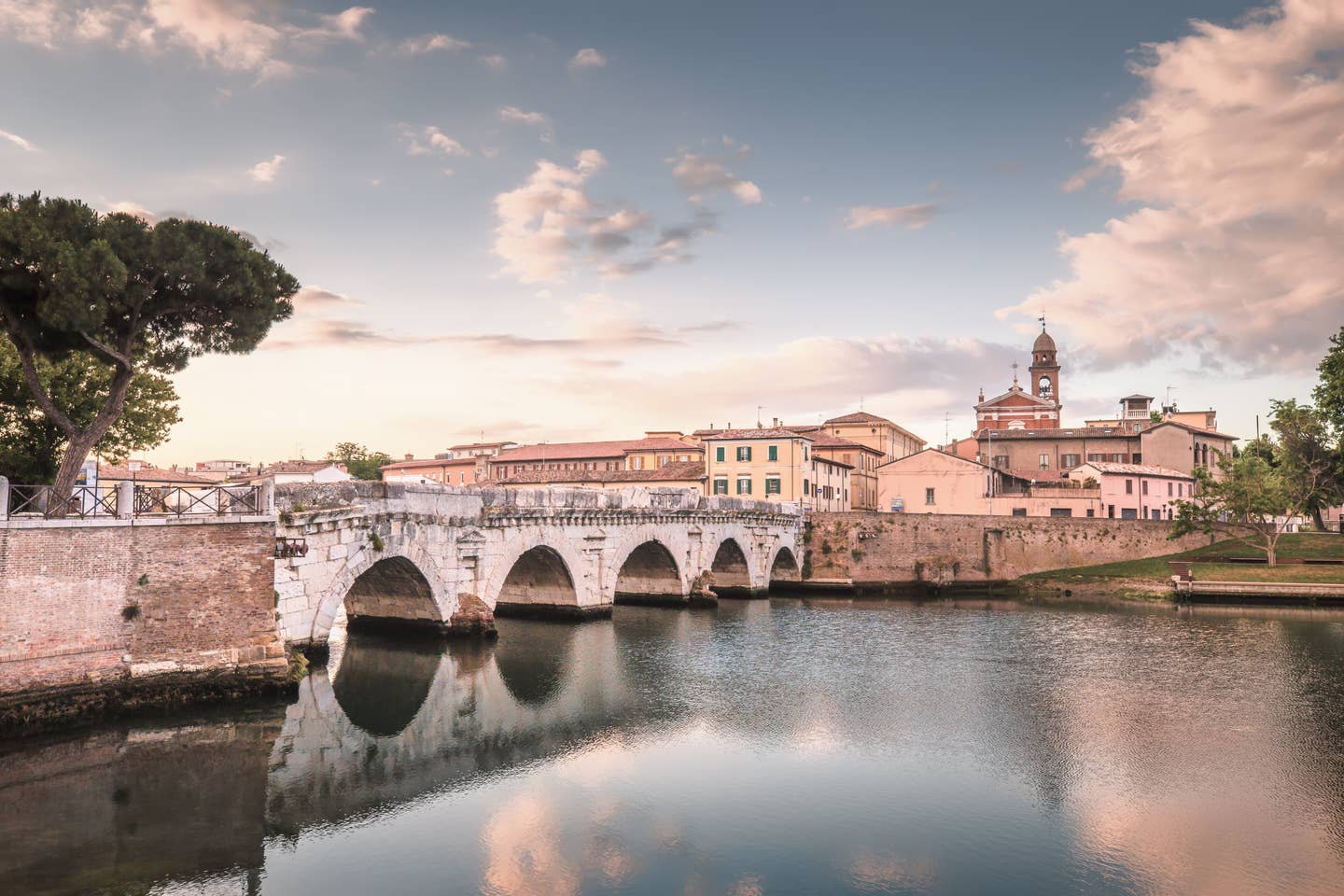 Rimini Urlaub mit DERTOUR. Die historische Tiberiusbrücke im Zentrum Riminis