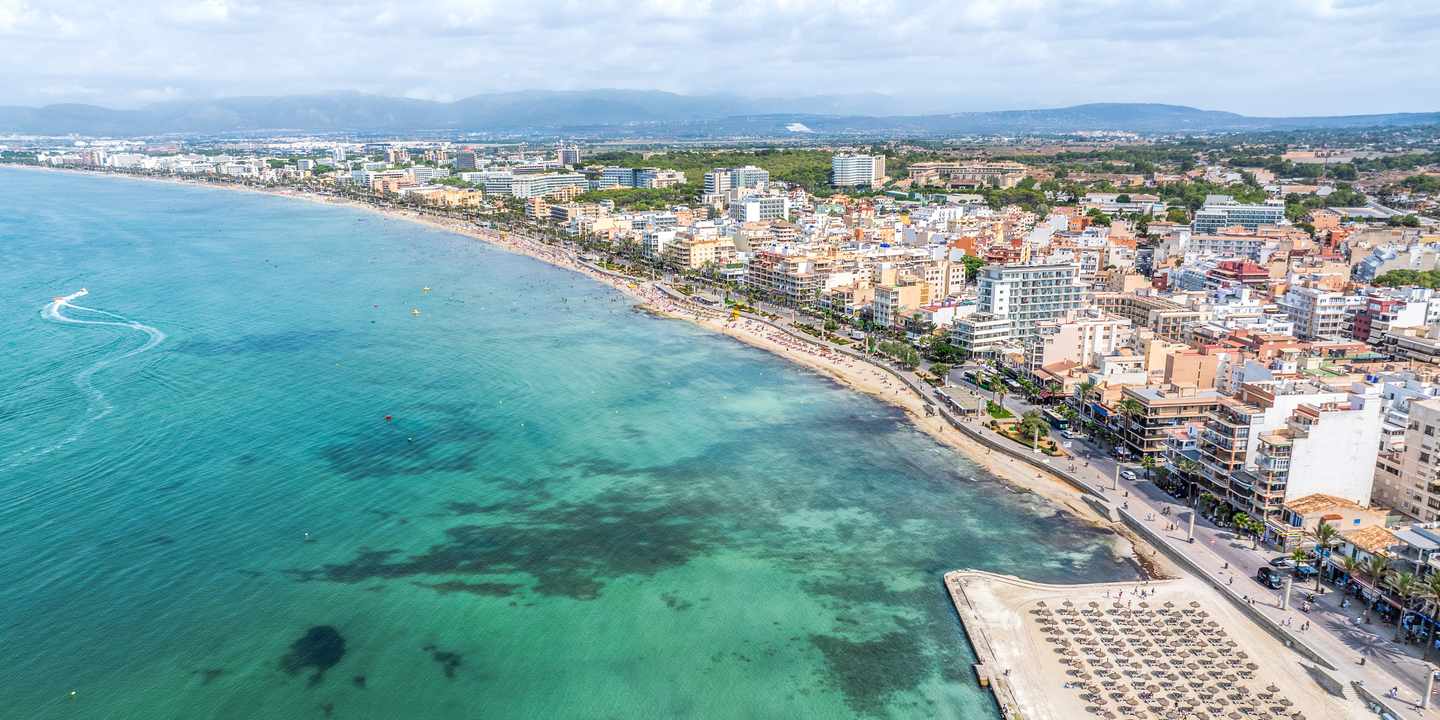 Küstenverlauf von S’Arenal bis Can Pastilla mit Strand, Promenade und dicht bebautem Ortskern Mallorcas