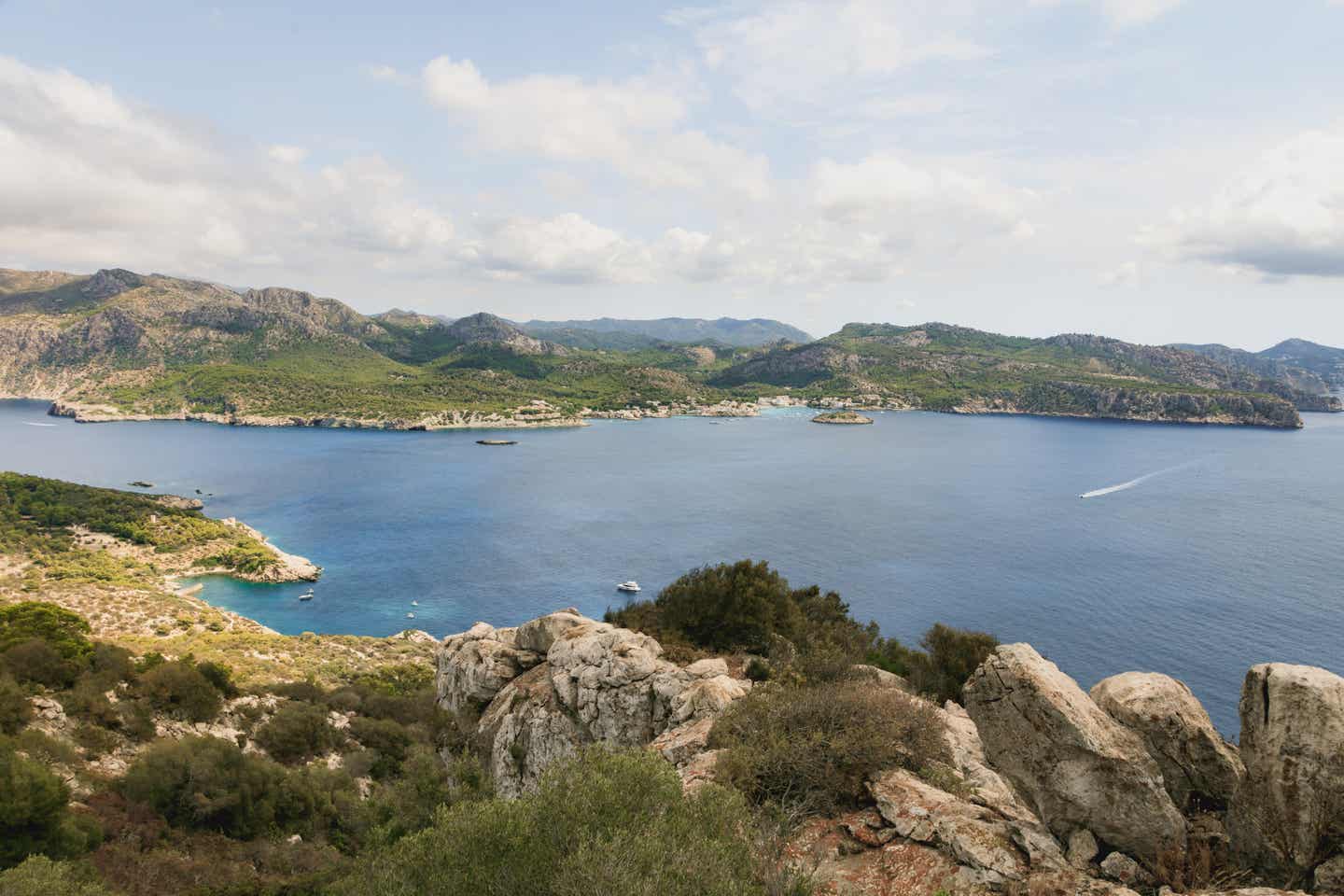 Ausblick von Sa Dragonera auf Sant Elm Mallorca und die umliegende Küstenlandschaft, geprägt von Natur und Meer