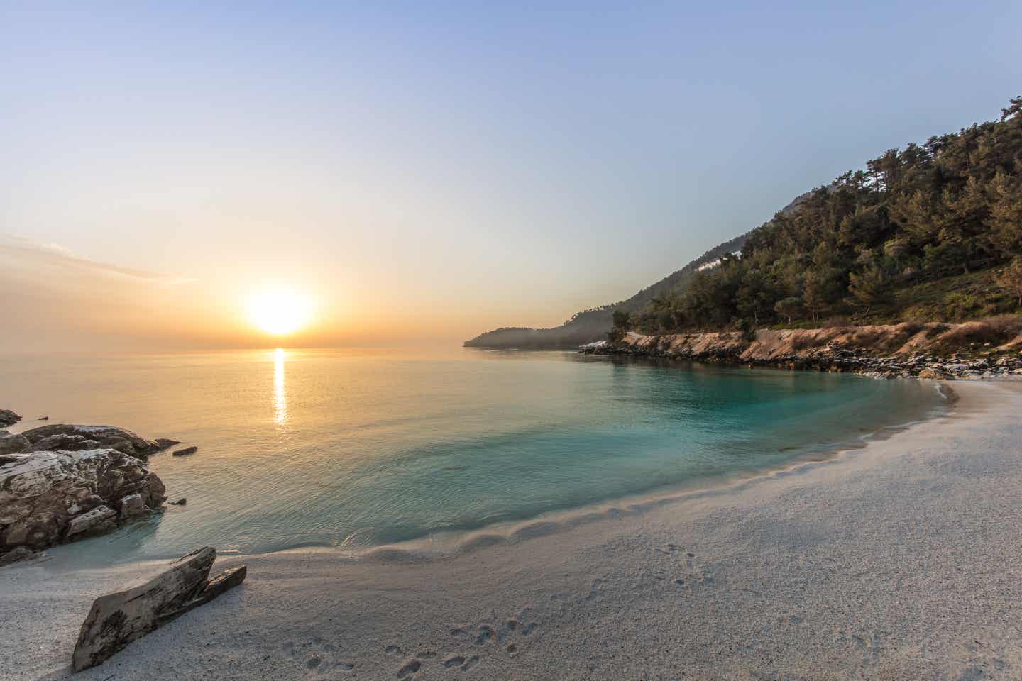 Der einsame Marble Beach auf Thassos bei Sonnenuntergang