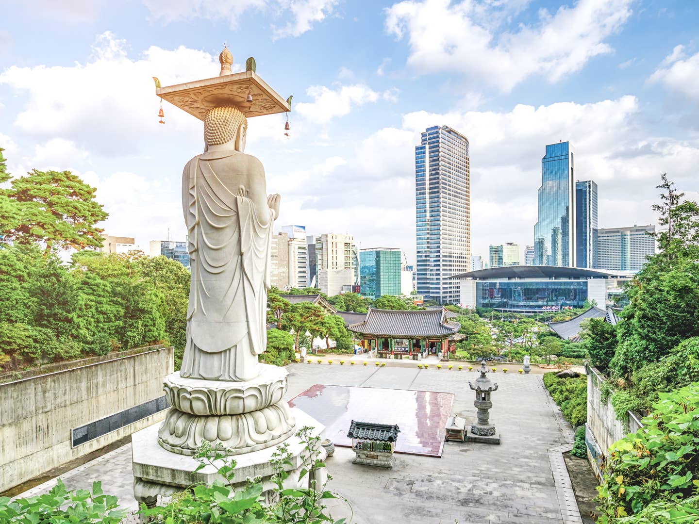 Zwischen Tradition und Hochhauskulisse – Bongeunsa Tempel in Seoul, Symbol für Städtereisen Asien