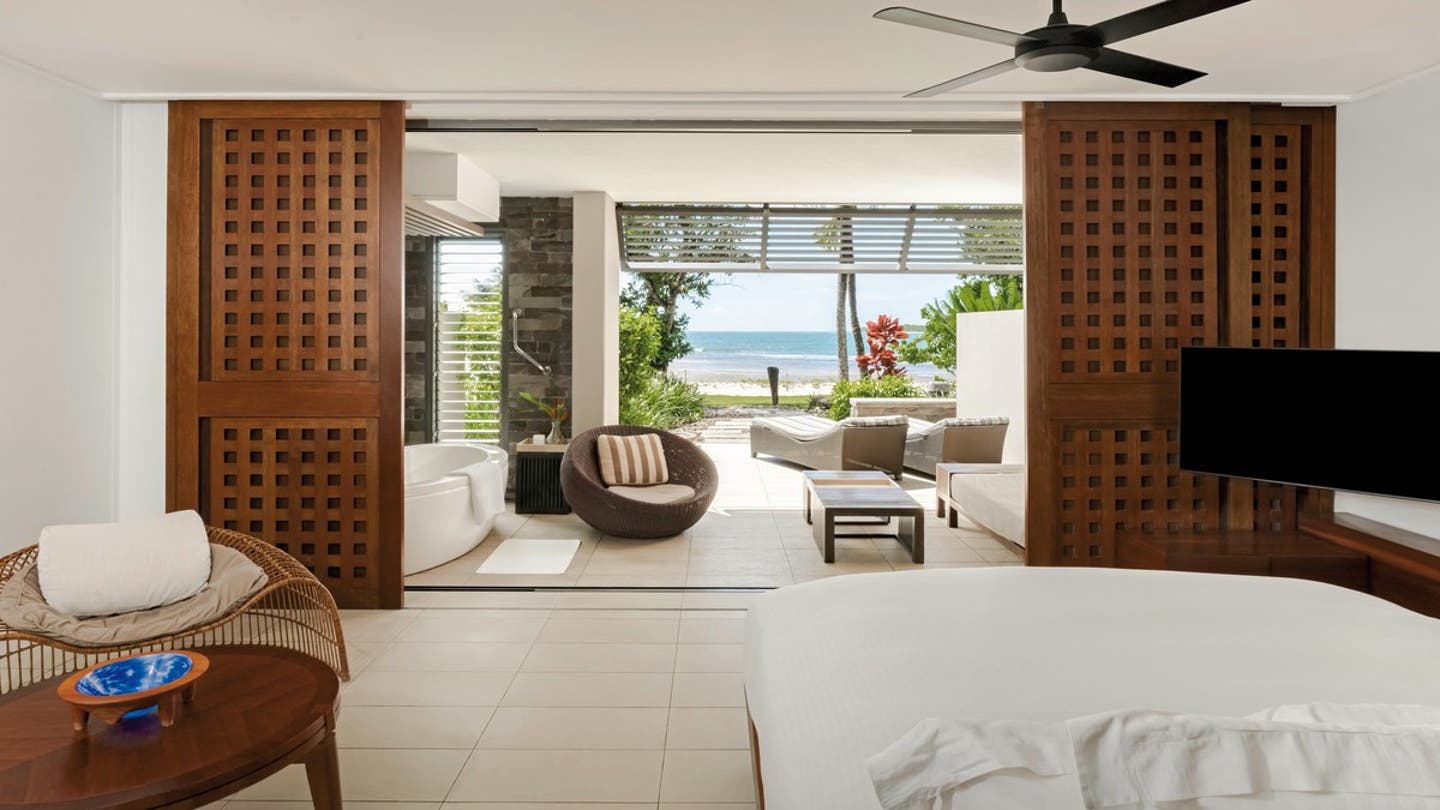 Wohnbeispiel King Bed Beachfront View with Balcony