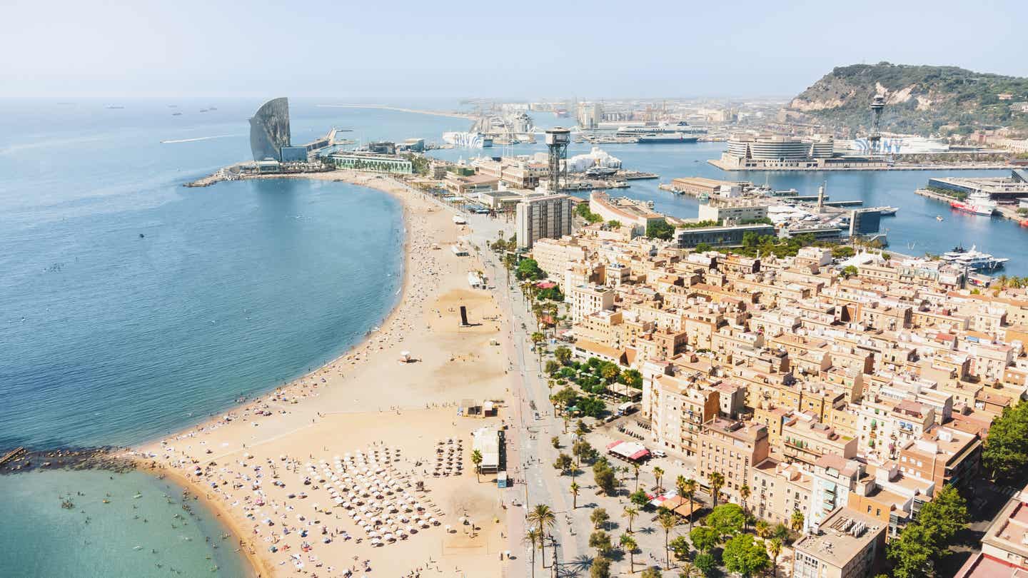 Blick auf die Stadt Barcelona, den Hafen und den Stadtstrand von oben