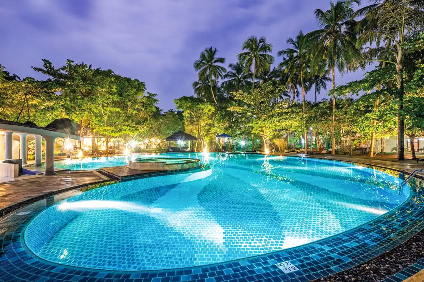 Pool in derAbendstimmung im Siddhalepa Ayurveda Resort Siddhalepa Ayurveda Resort auf Sri Lanka – Poollandschaft am Abend